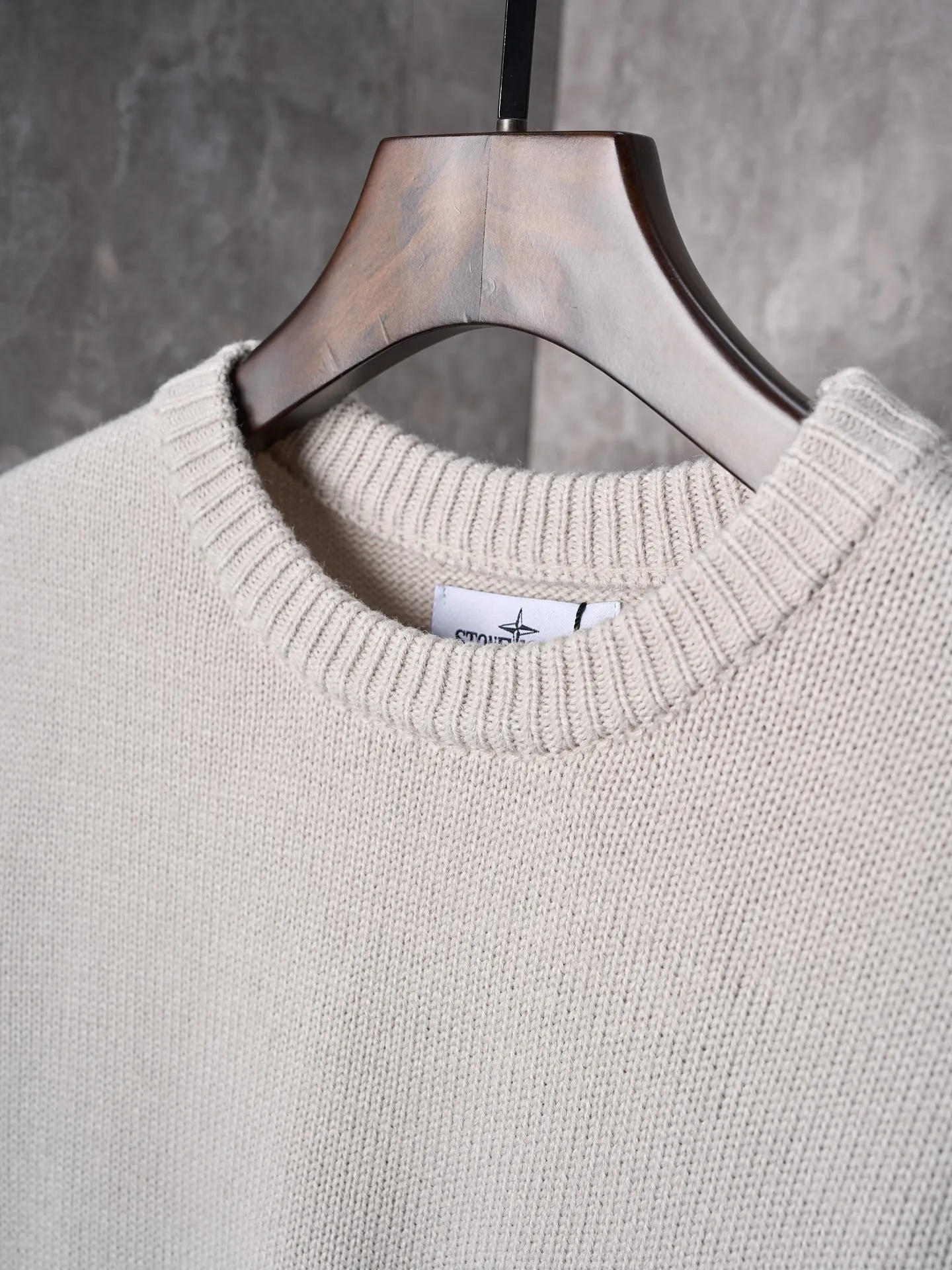 P410 Actual auction】Stonesland/Stone Island knitted round neck long-sleeved sweater with embroidered arm logo [Color] Black Gray Apricot [Ready Stock] S M L XL Made of 30% wool, 50% cotton, 20% spandex. The arm embroidery logo is made of double-layer soft leather, with embroidery logo technology on the surface and embellishment with the brand logo. Comes with laser engraved metal buttons. Garment washing-fixing color-fixing pattern-removing wool impurities.  This style is woven with a 7-needle imported machine, with knitted threads on the neck and hem, and embroidered logos on the arms to present the brand vision.